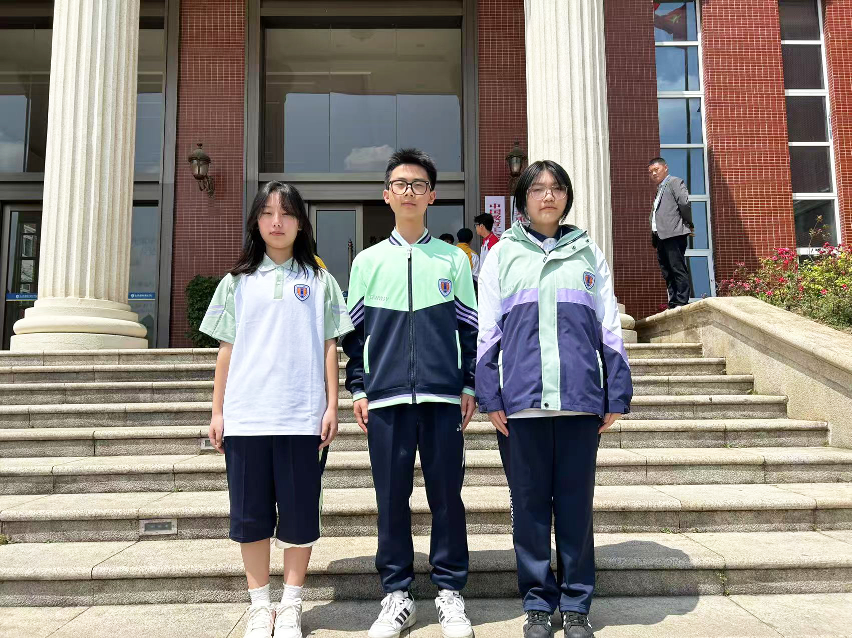 多方共议 阳光采购——我校学校服选用采购工作纪实