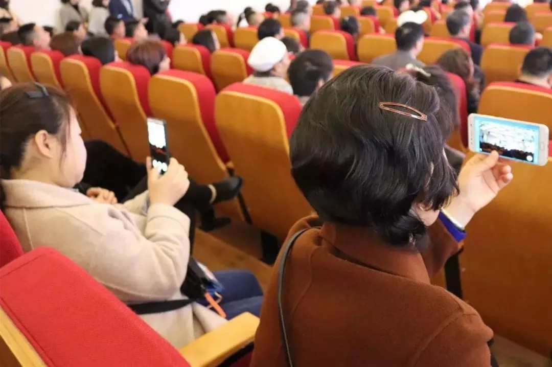 家校同心 与子同行——记国维外国语学校首届《家长吧 · 课堂》 家校同心 与子同行——记国维外国语学校首届《家长吧 · 课堂》
