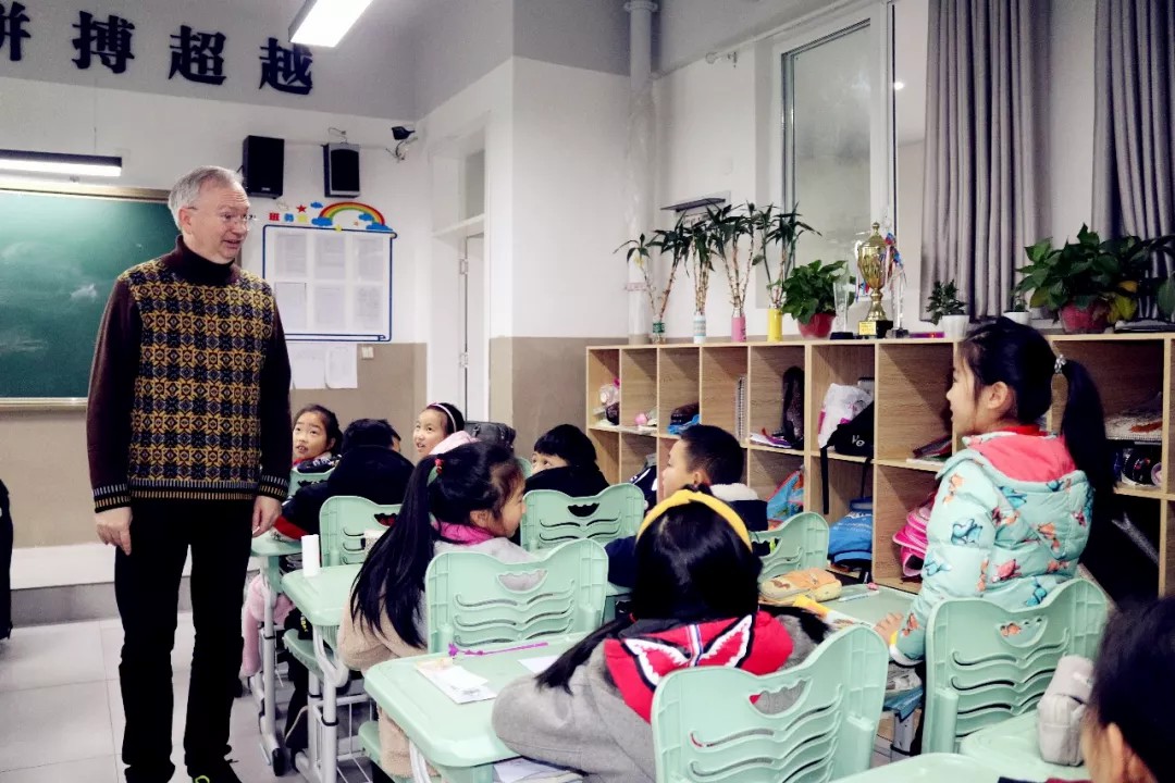 重外外教进课堂 原汁原味学英语 | 记重外外教送课进国维 重外外教进课堂 原汁原味学英语 | 记重外外教送课进国维