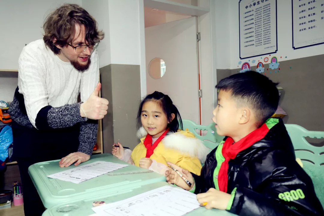 重外外教进课堂 原汁原味学英语 | 记重外外教送课进国维 重外外教进课堂 原汁原味学英语 | 记重外外教送课进国维