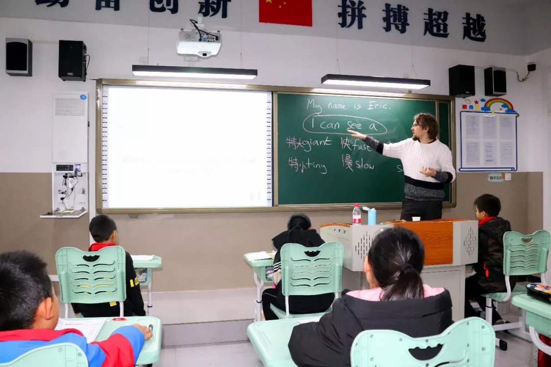 重外外教进课堂 原汁原味学英语 | 记重外外教送课进国维 重外外教进课堂 原汁原味学英语 | 记重外外教送课进国维