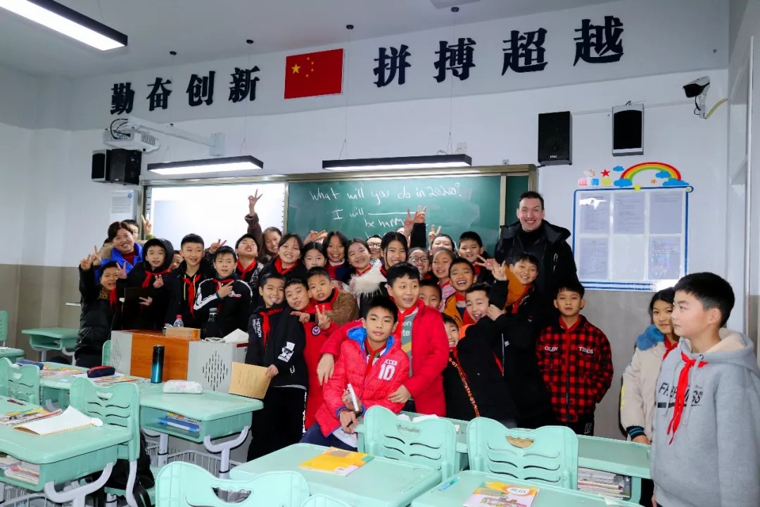 重外外教进课堂 原汁原味学英语 | 记重外外教送课进国维 重外外教进课堂 原汁原味学英语 | 记重外外教送课进国维