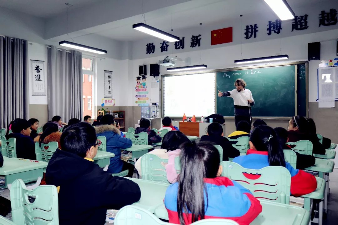 重外外教进课堂 原汁原味学英语 | 记重外外教送课进国维 重外外教进课堂 原汁原味学英语 | 记重外外教送课进国维