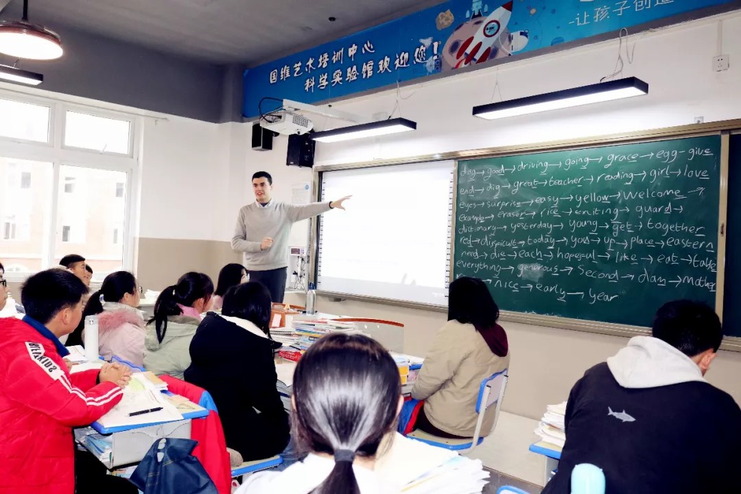 重外外教进课堂 原汁原味学英语 | 记重外外教送课进国维 重外外教进课堂 原汁原味学英语 | 记重外外教送课进国维
