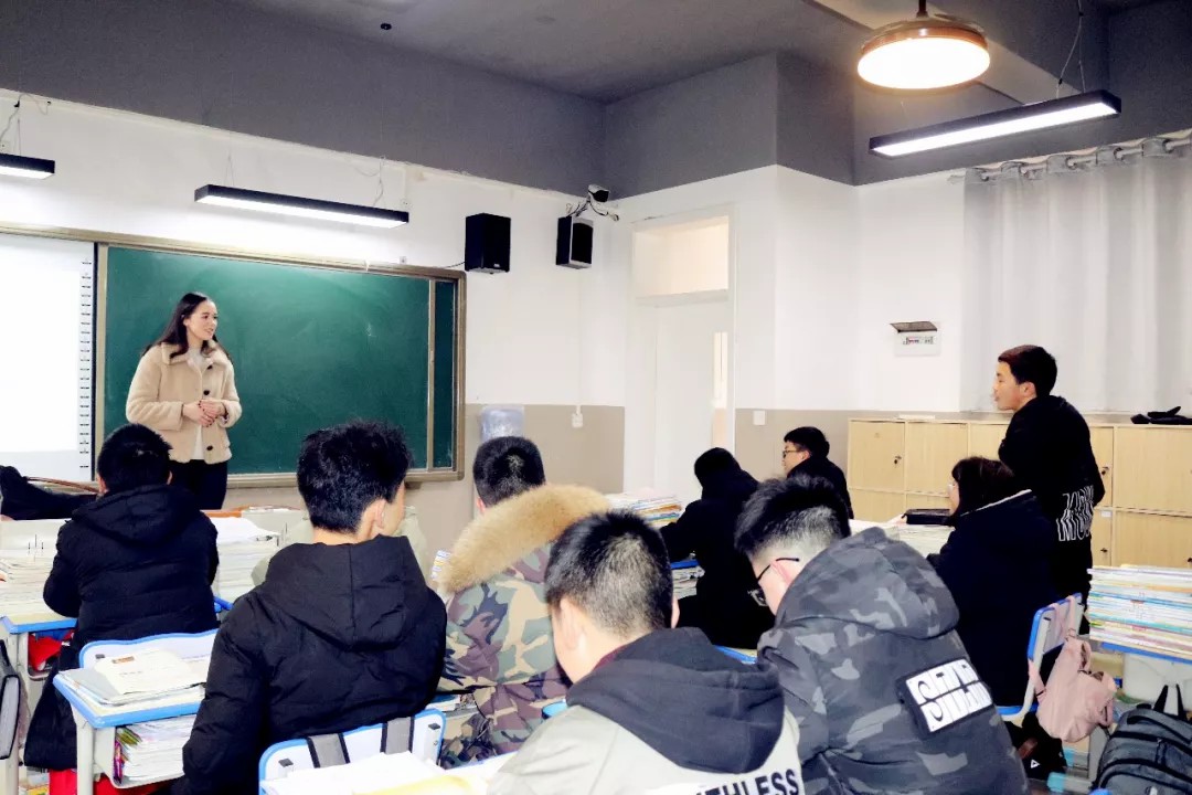 重外外教进课堂 原汁原味学英语 | 记重外外教送课进国维 重外外教进课堂 原汁原味学英语 | 记重外外教送课进国维