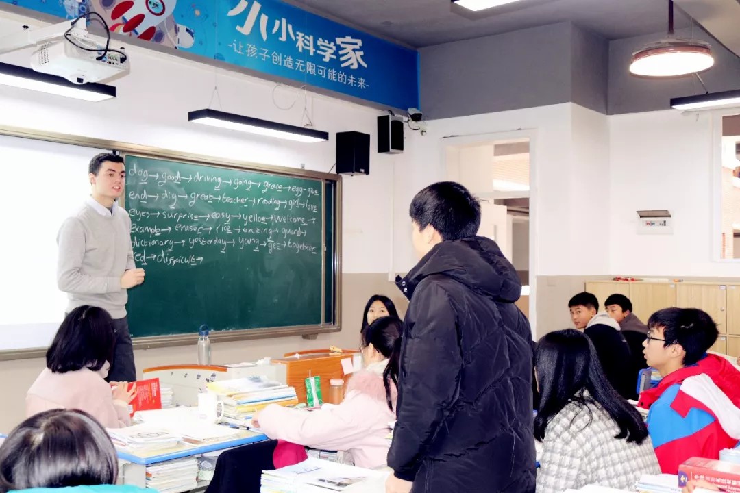 重外外教进课堂 原汁原味学英语 | 记重外外教送课进国维 重外外教进课堂 原汁原味学英语 | 记重外外教送课进国维