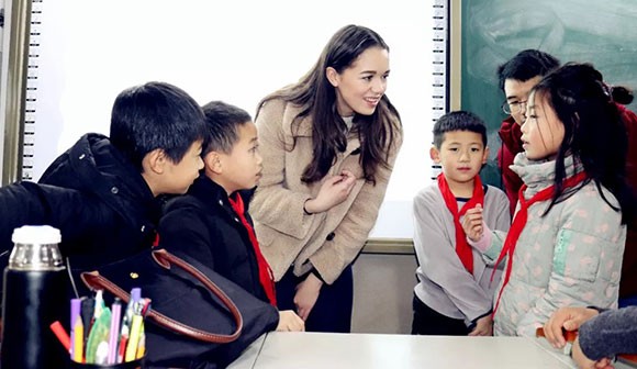 重外外教进课堂 原汁原味学英语 | 记重外外教送课进国维