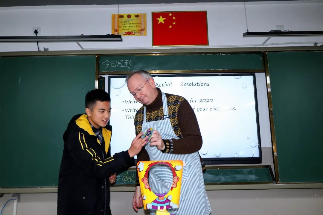 重外外教进课堂 原汁原味学英语 | 记重外外教送课进国维 重外外教进课堂 原汁原味学英语 | 记重外外教送课进国维