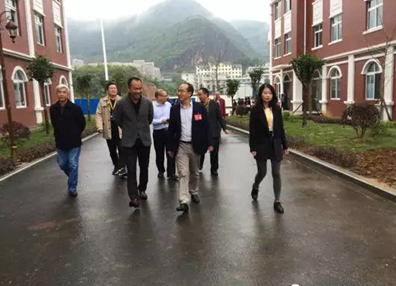 黔江区政协主席夏于峰莅临我校视察指导。 黔江区政协主席夏于峰莅临我校视察指导。