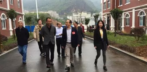 黔江区政协主席夏于峰莅临我校视察指导。