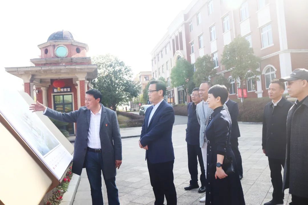 石柱县委书记张华、县长郭小萍等一行来我校考察
