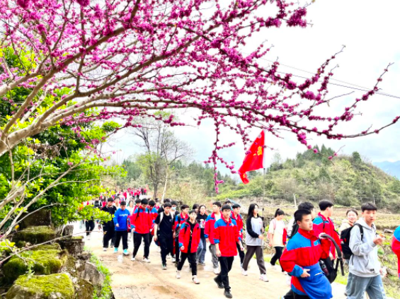 远足研学丨手拉手“丈量”武陵山·心连心重走“红军路” 远足研学丨手拉手“丈量”武陵山·心连心重走“红军路”