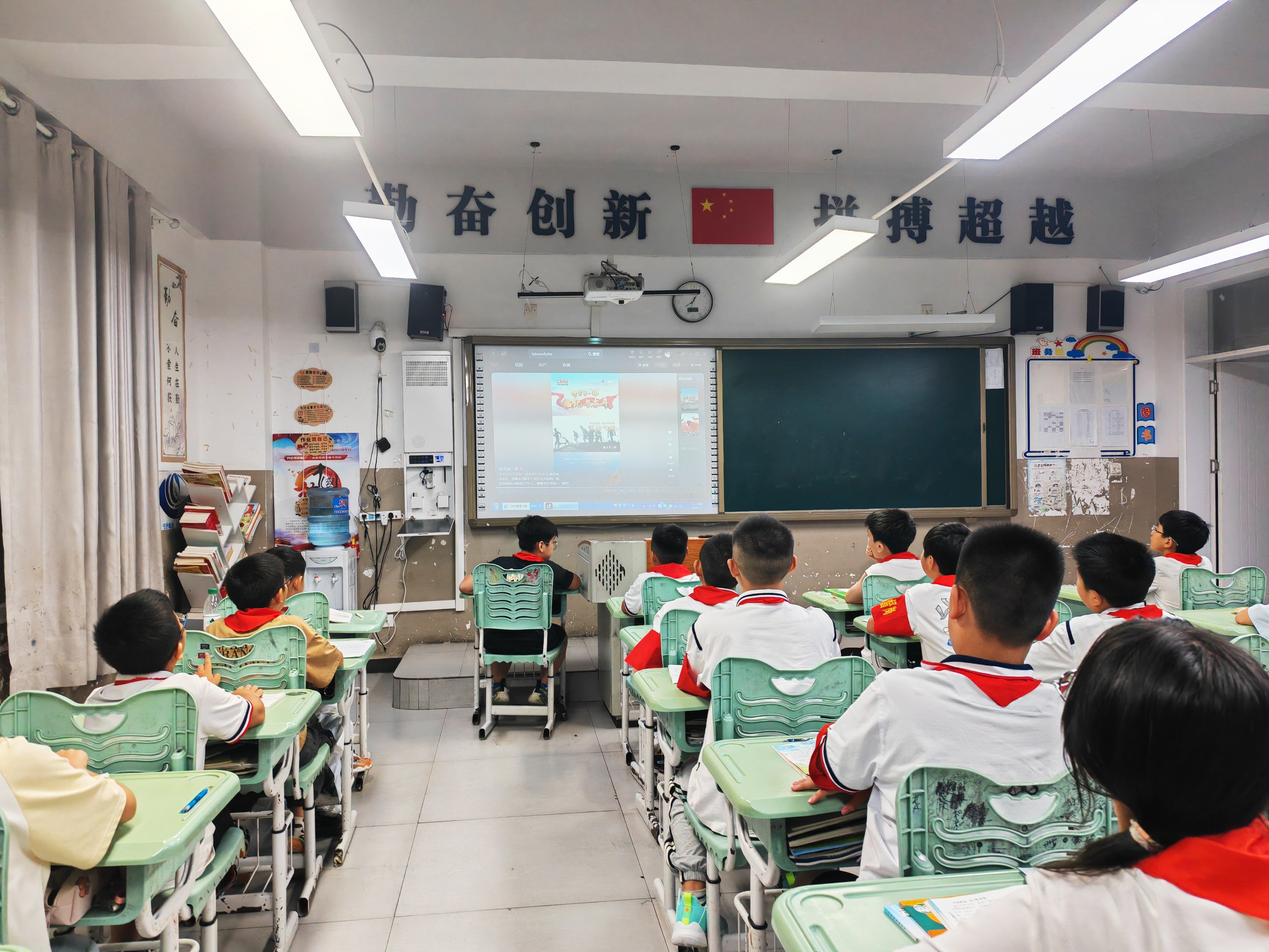 以史为鉴铭初以史为鉴铭初心 奋楫笃行向新程——我校全体师生观看2025年《开学第一课》